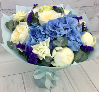 Букет цветов в насыщенных синих и контрастно белых тонах. В составе букета благородные гортензии и пионы.