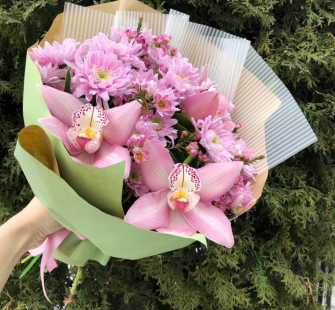 Букет цветов с орхидеями и веточками вакс-флауэрс