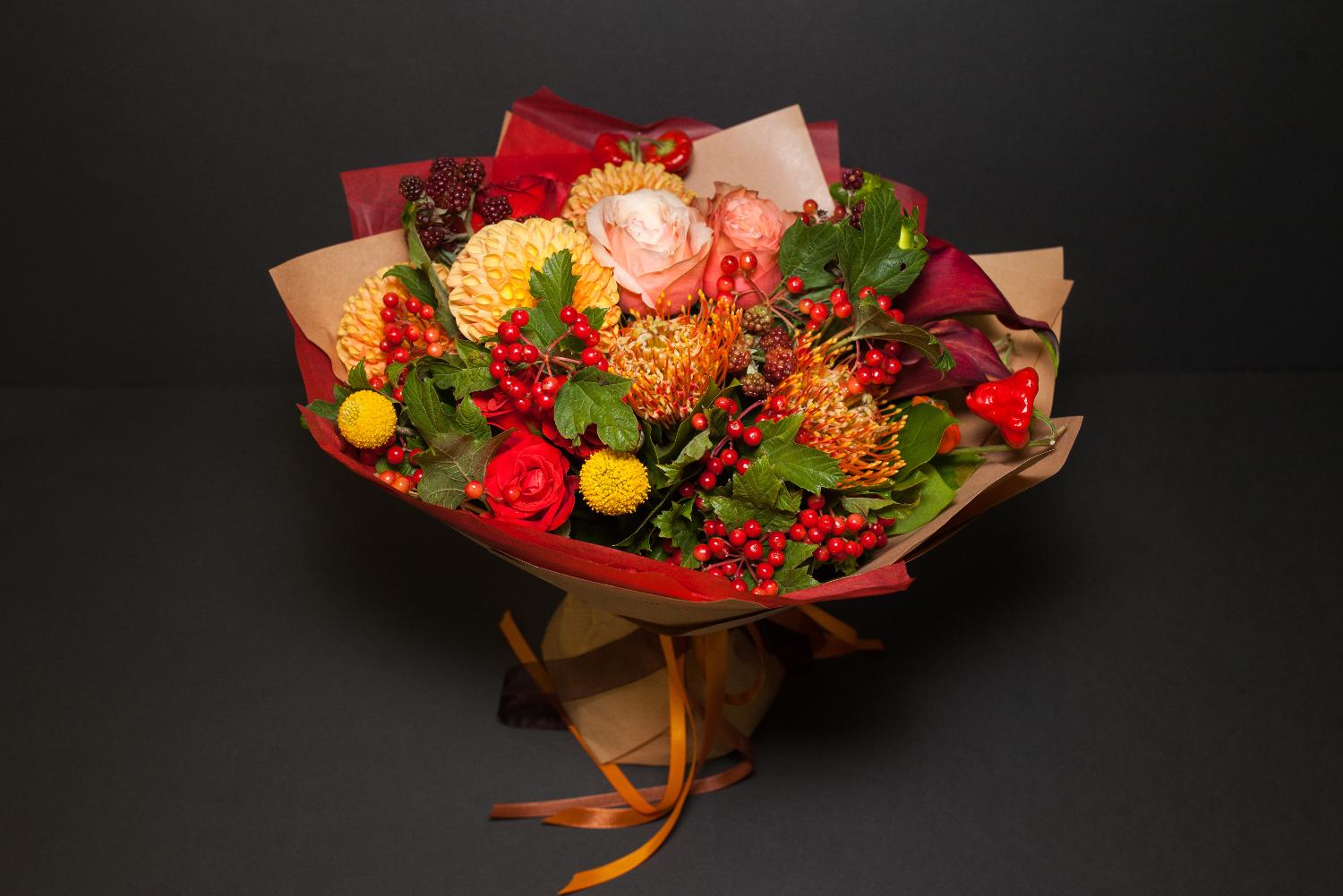 Букет с розами,георгинами и экзотическими цветами