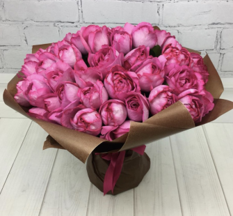Букет с 49 ароматными французскими розами сорта Iv Piaget.