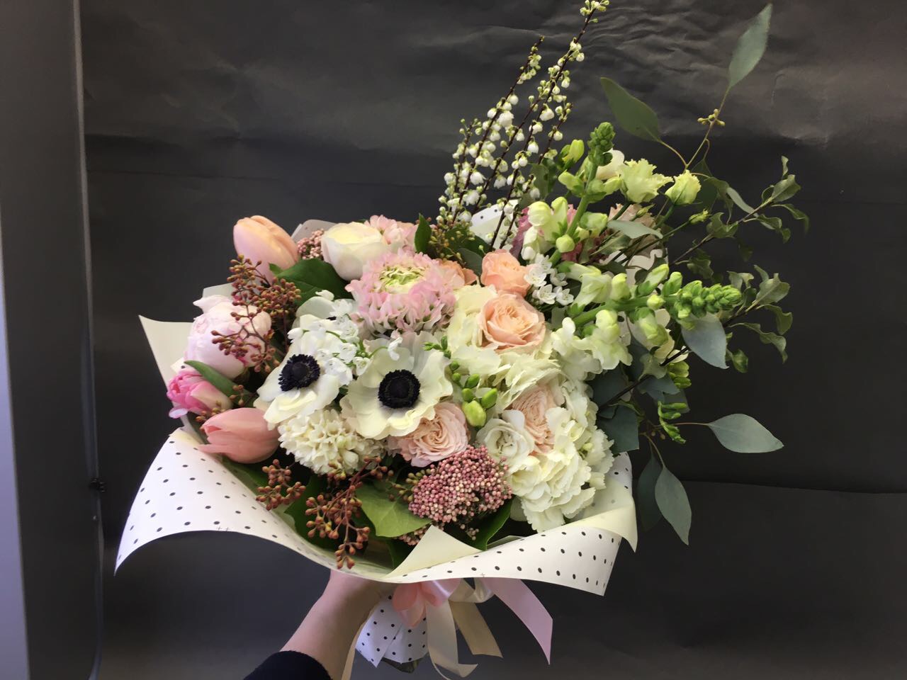 Букет цветов наполненный весенними цветами и ароматами.