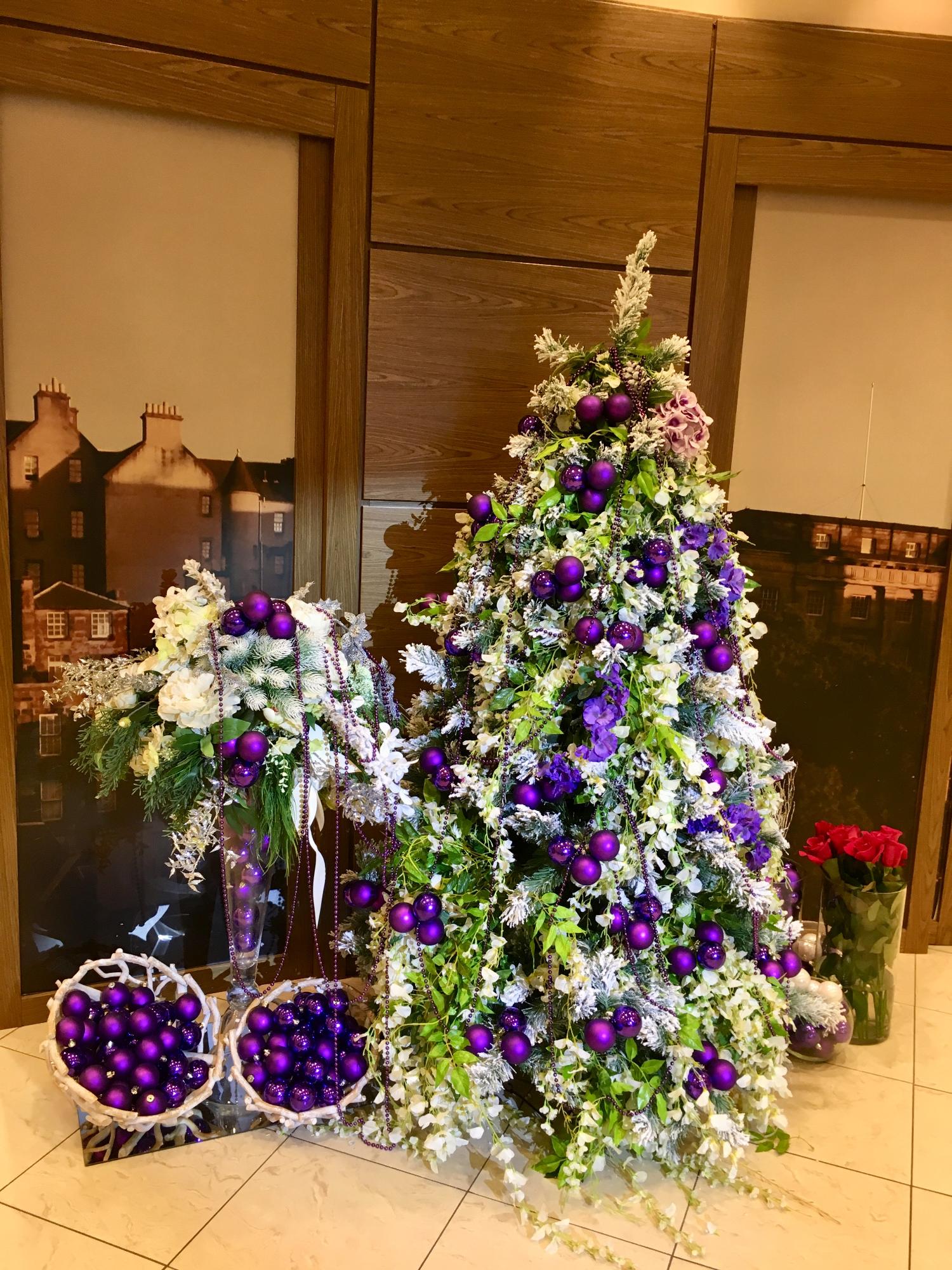 Новогодняя ёлка в фиолетовом декоре, заснеженная