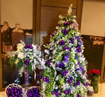 Новогодняя ёлка в фиолетовом декоре, заснеженная