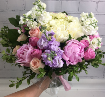 Потрясающий букет с ароматными цветами: пионами, матиолой, пионовидными розами, питтоспорумом.