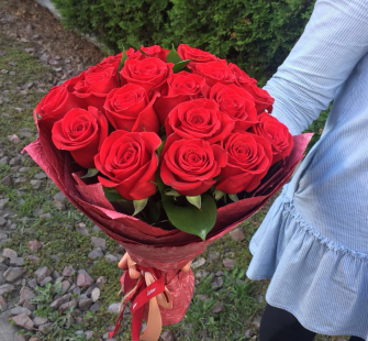 Букет с красными розами.