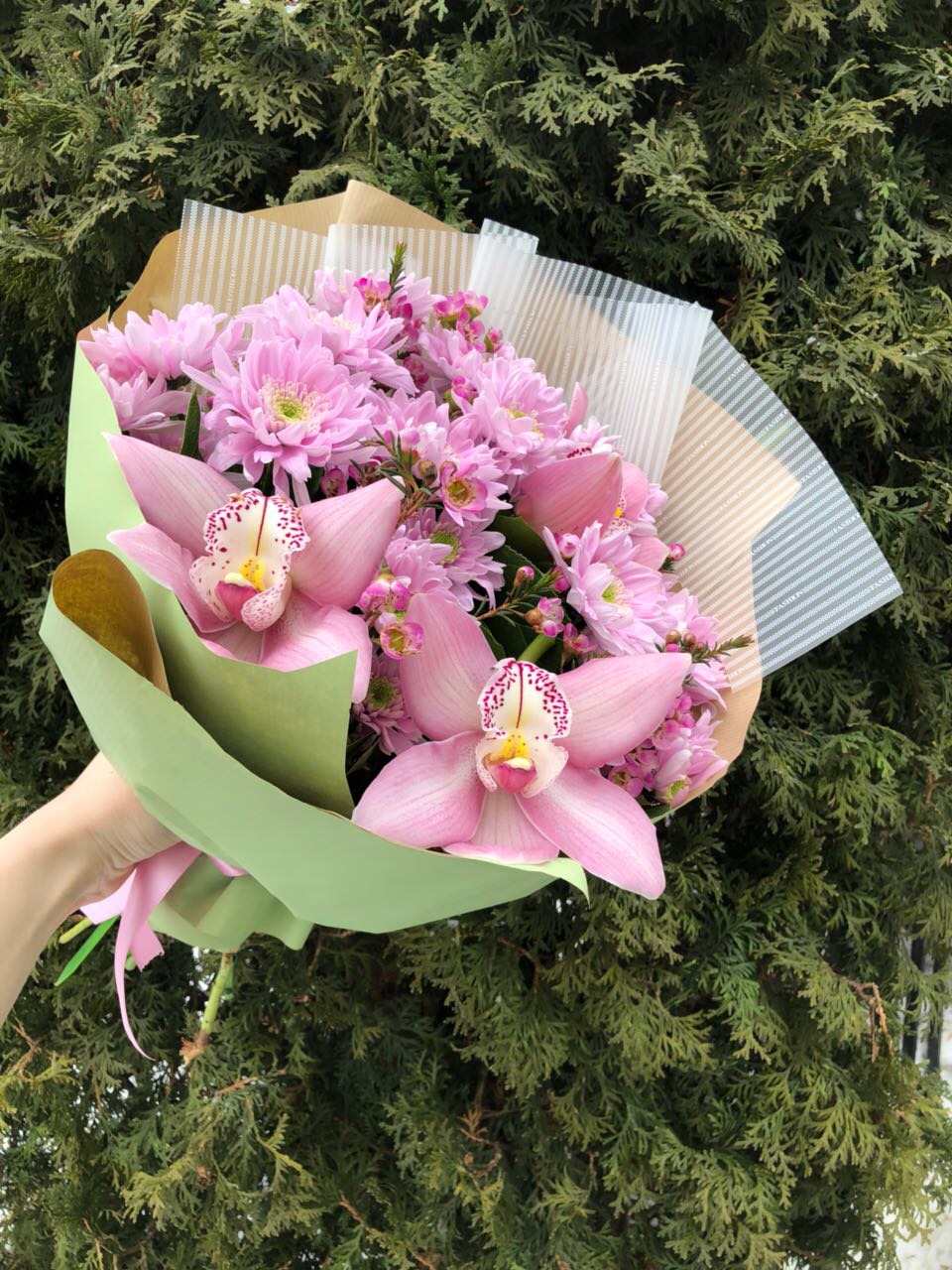 Букет цветов с орхидеями и веточками вакс-флауэрс