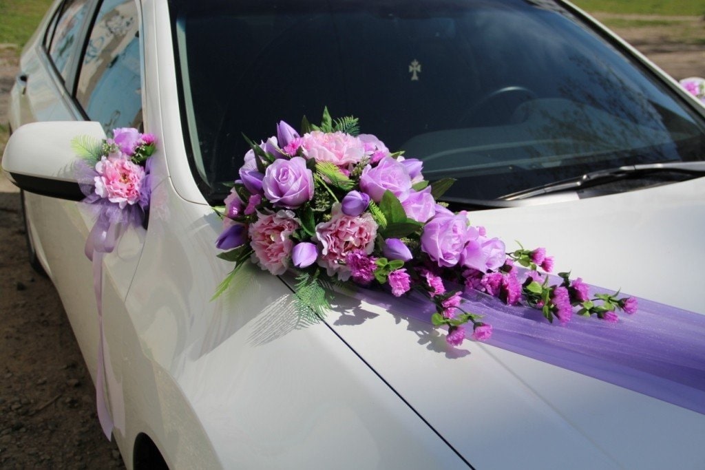 оформление автомобиля цветами в Москве