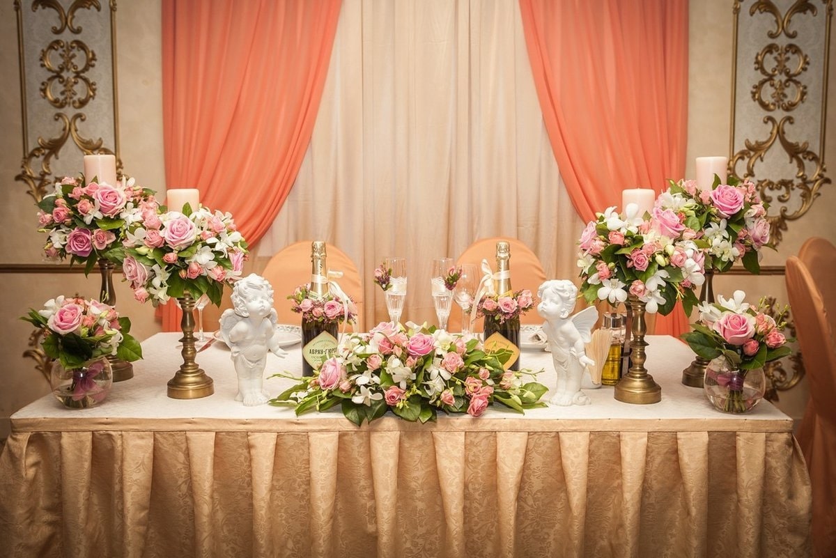 оформление свадебного стола цветами