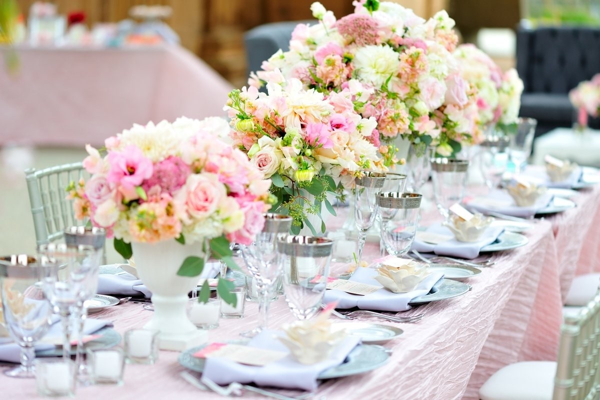 принципы оформления свадебного стола цветами