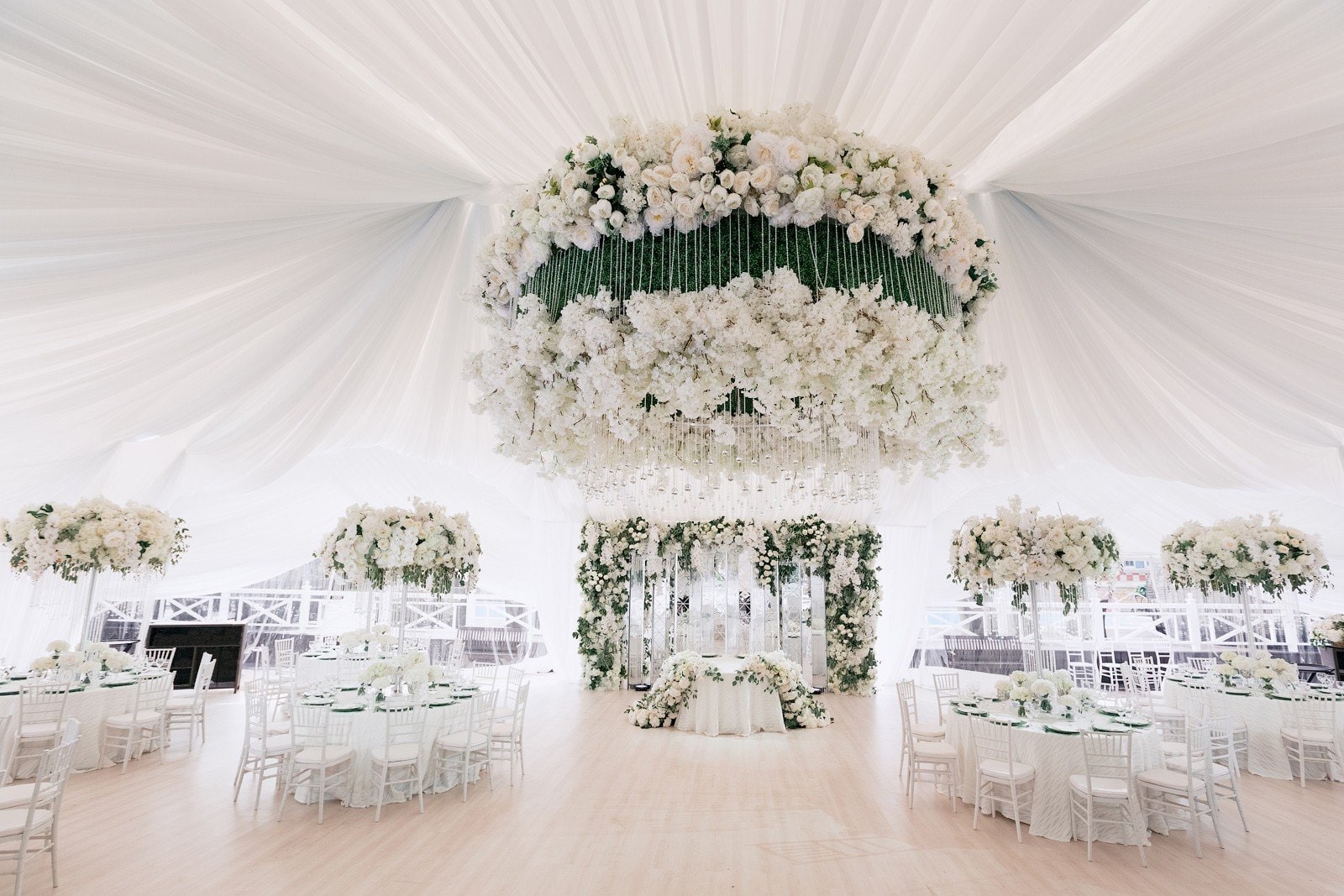 стоимость оформления свадебного зала цветами